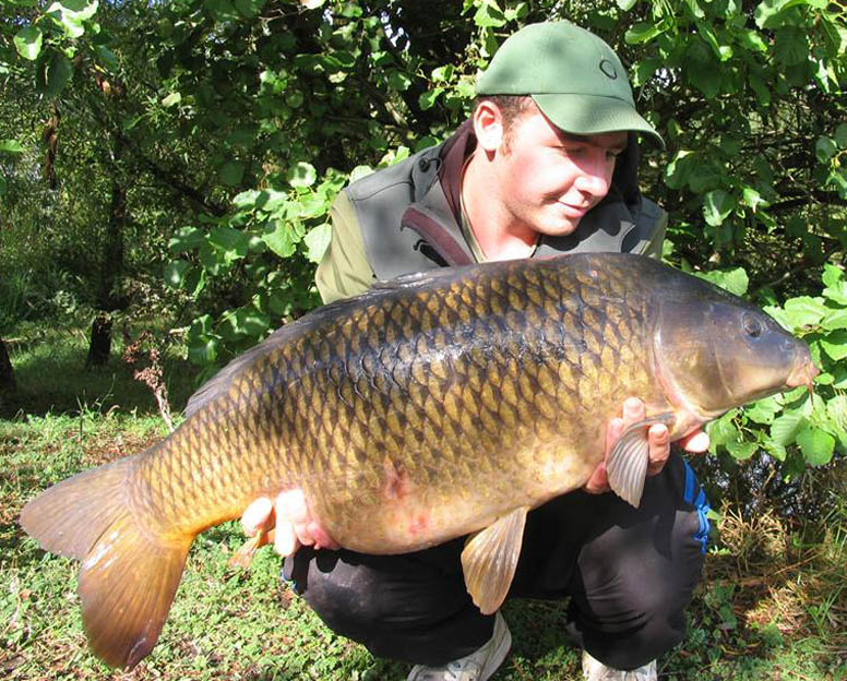 I soon found a few fish down in the deep corner, so I decided to chuck out a couple of mini solid bags. This proved a great decision as twenty five minutes later, one of the rods was away and I landed a stunning 27lb common.