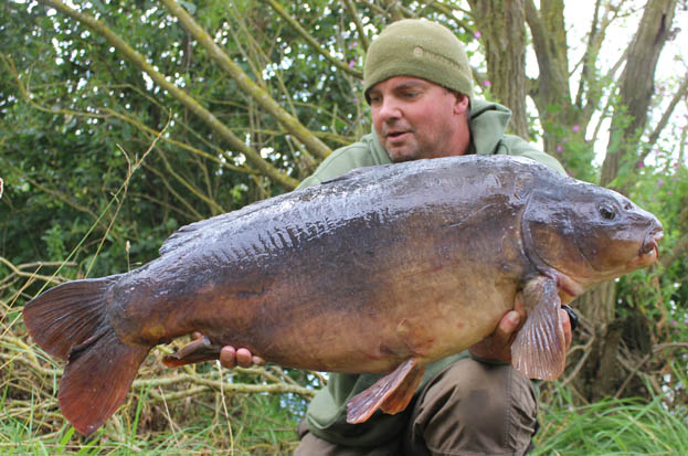 As she surfaced, a big framed mirror was engulfed in the waiting net. The fish weighed 30lb 15oz and was a stunner to boot!