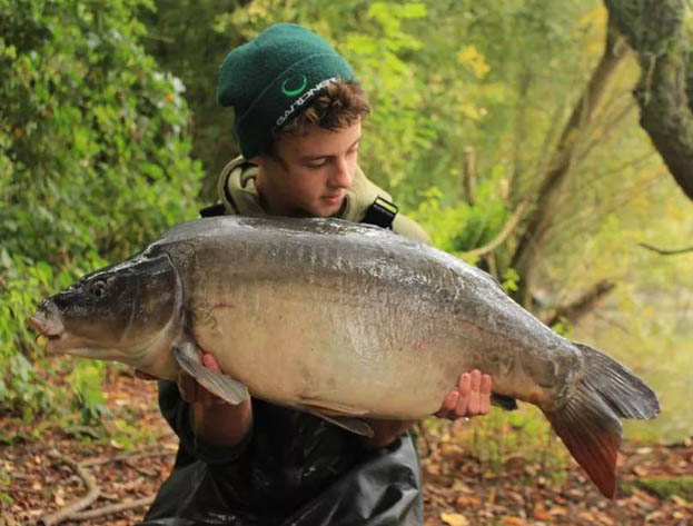 ...and a long grey coloured mirror weighing 27lb 2oz.