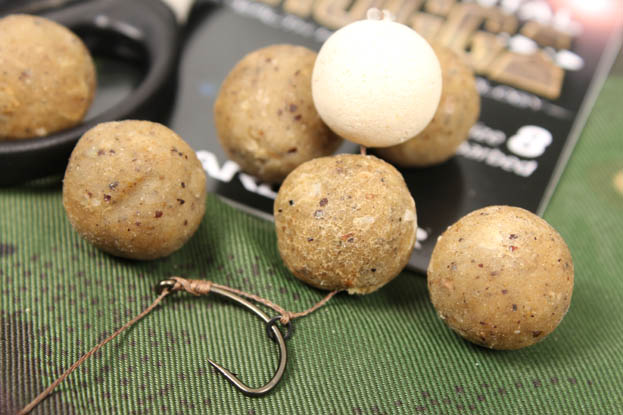 Step 5 - The finished rig. Please note that the white pop up is mounted last. This will help the hookbait sit up as shown.