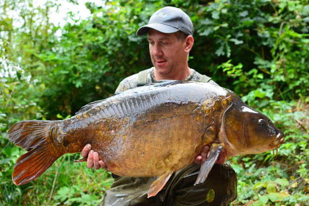 Two weeks later, I managed to snatch'Barbs'; at 39lb 14oz. Again this is one of the A-Team and one that I dearly wanted to catch.